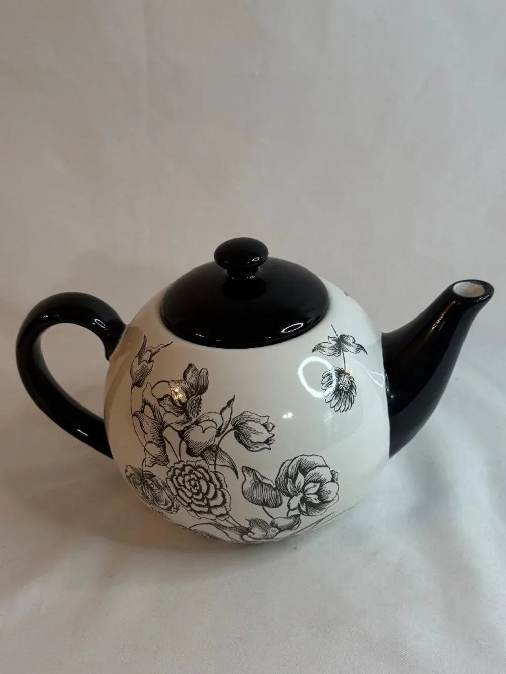 Certified International Teapot Jennifer Brinley Black & White Floral 4 Cup #4123